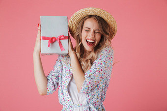Frau mit Geschenk in der Hand